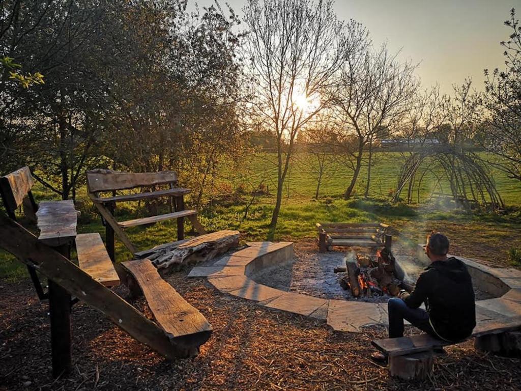 Plush Tents Yurt Village ชิชิสเตอร์ ภายนอก รูปภาพ