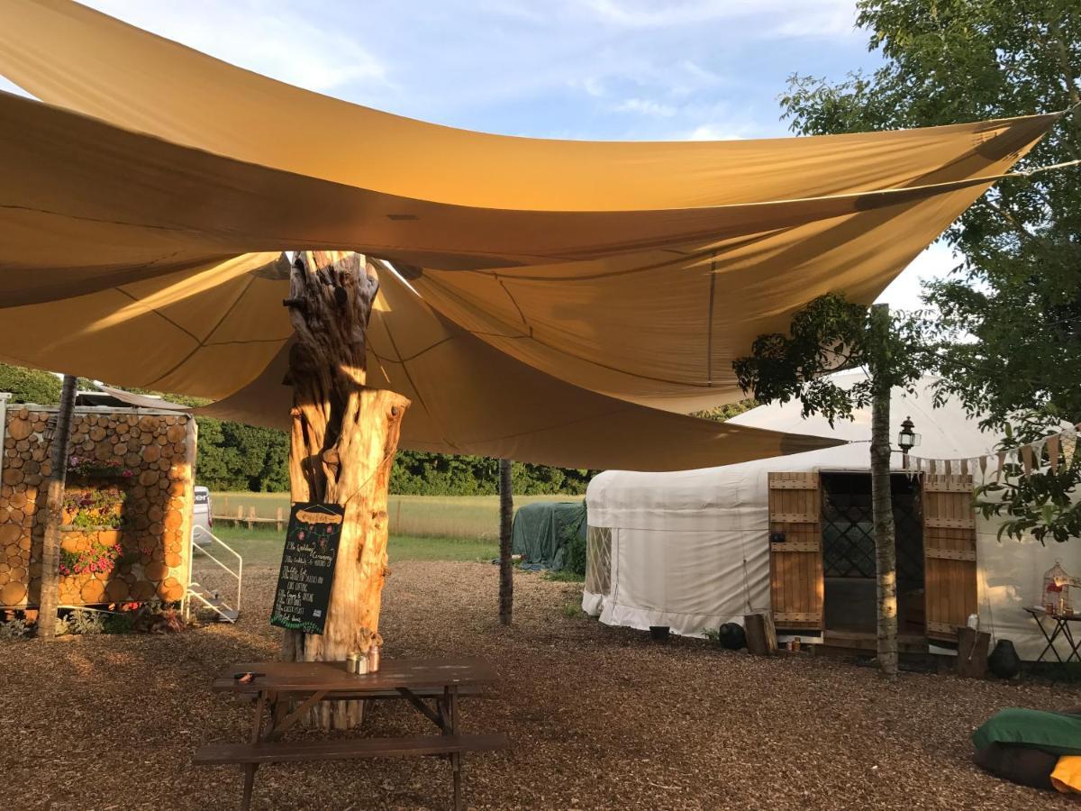 Plush Tents Yurt Village ชิชิสเตอร์ ภายนอก รูปภาพ