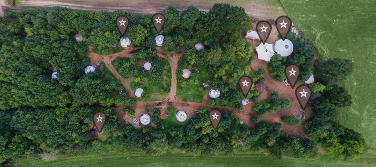 Plush Tents Yurt Village ชิชิสเตอร์ ภายนอก รูปภาพ