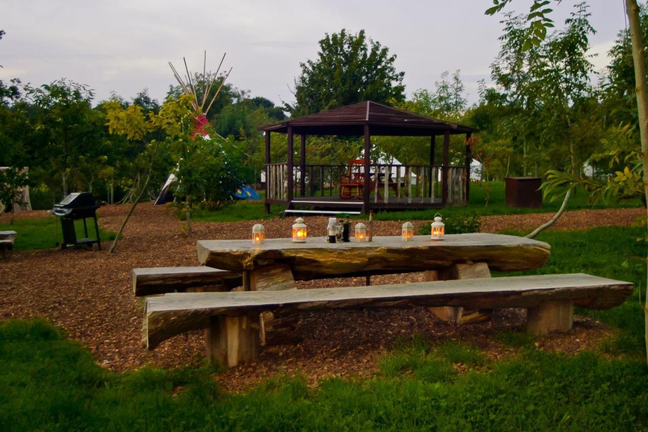 Plush Tents Yurt Village ชิชิสเตอร์ ภายนอก รูปภาพ