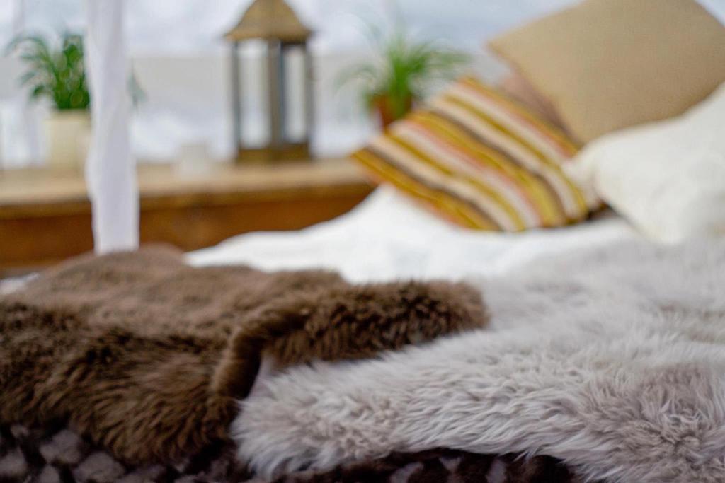 Plush Tents Yurt Village ชิชิสเตอร์ ภายนอก รูปภาพ