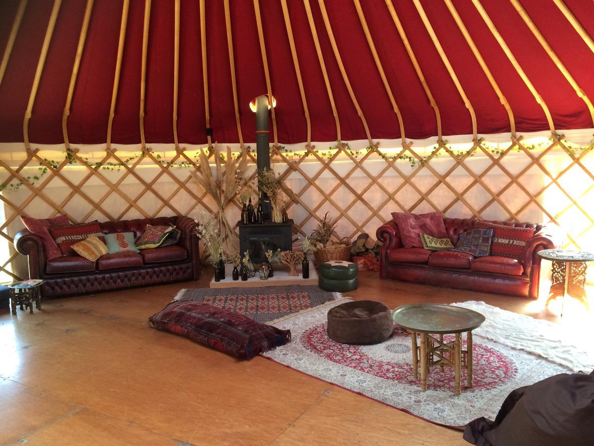 Plush Tents Yurt Village ชิชิสเตอร์ ภายนอก รูปภาพ