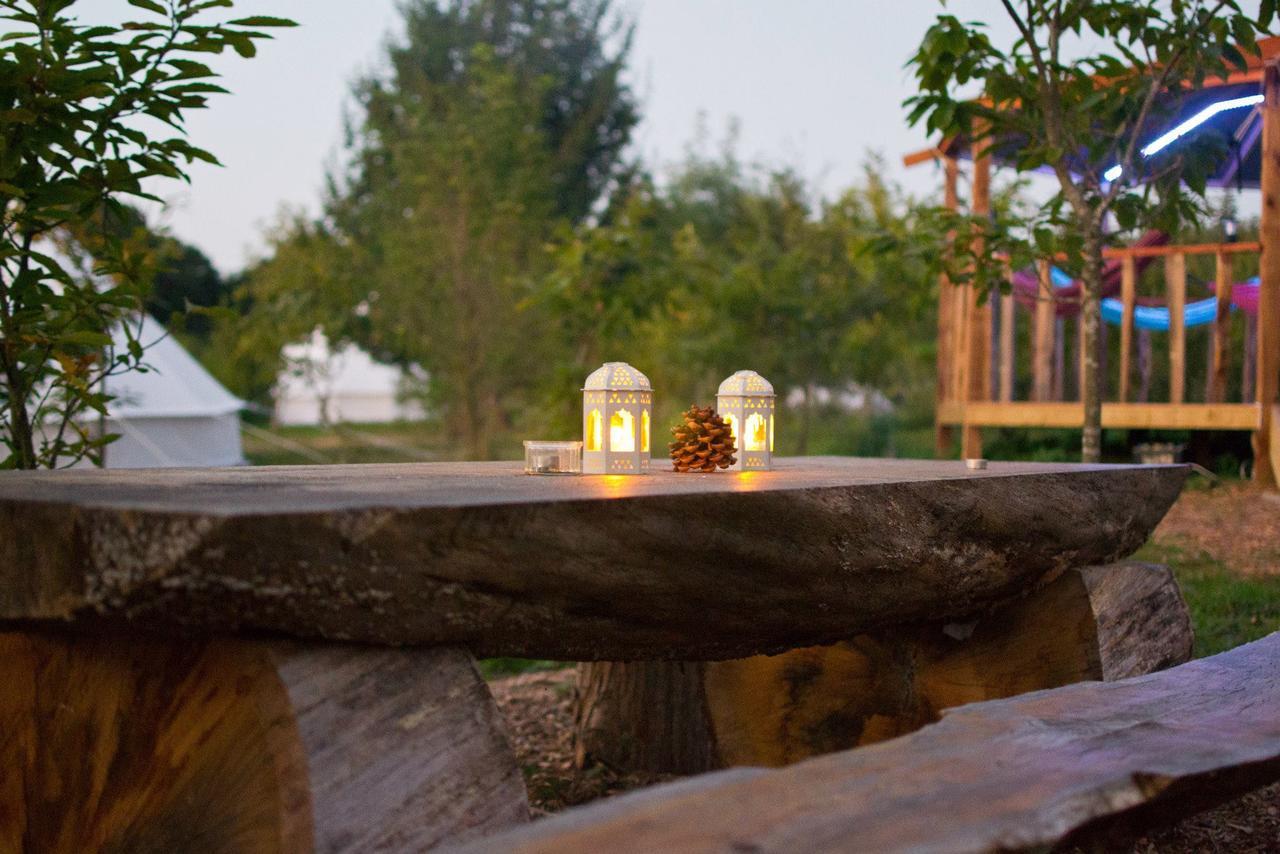 Plush Tents Yurt Village ชิชิสเตอร์ ภายนอก รูปภาพ
