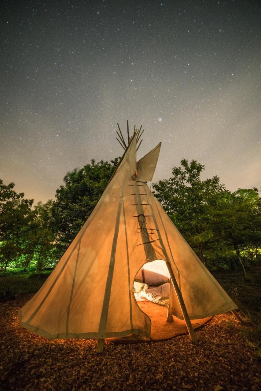 Plush Tents Yurt Village ชิชิสเตอร์ ภายนอก รูปภาพ