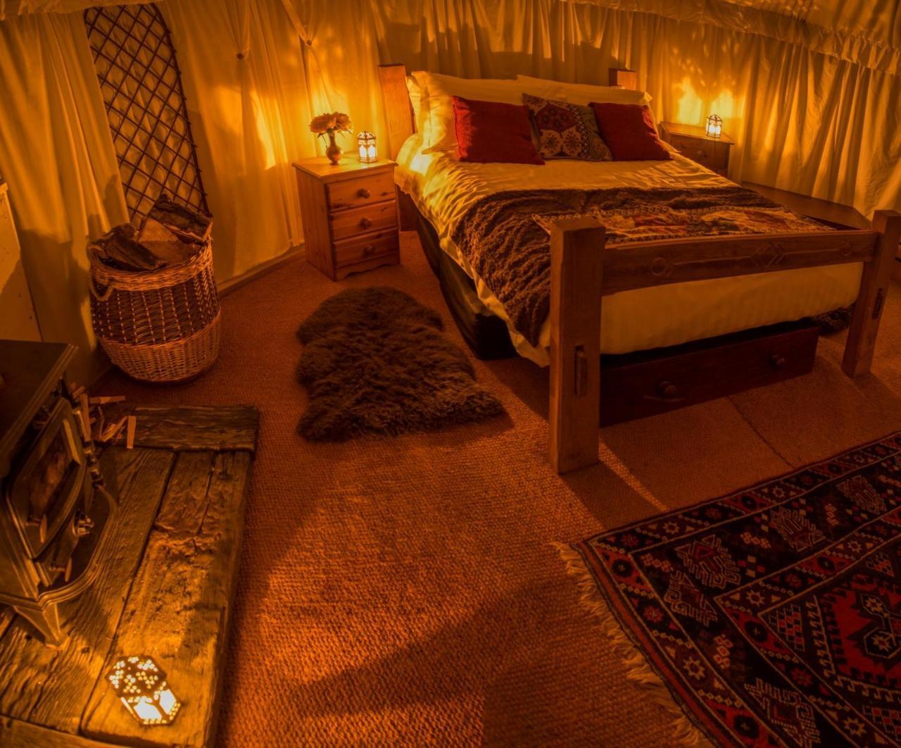 Plush Tents Yurt Village ชิชิสเตอร์ ภายนอก รูปภาพ