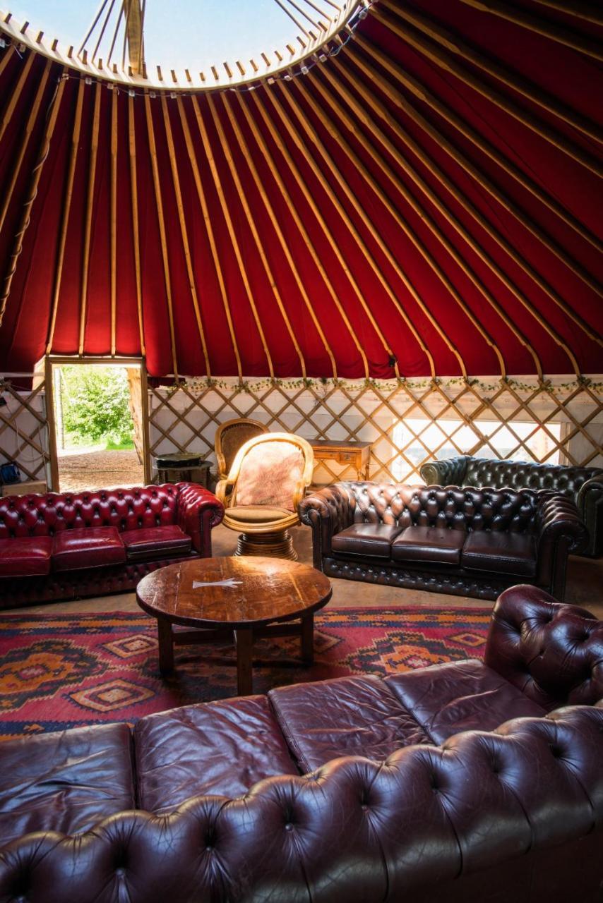 Plush Tents Yurt Village ชิชิสเตอร์ ภายนอก รูปภาพ