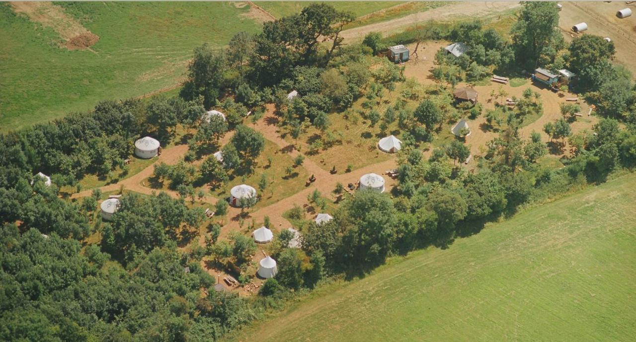 Plush Tents Yurt Village ชิชิสเตอร์ ภายนอก รูปภาพ